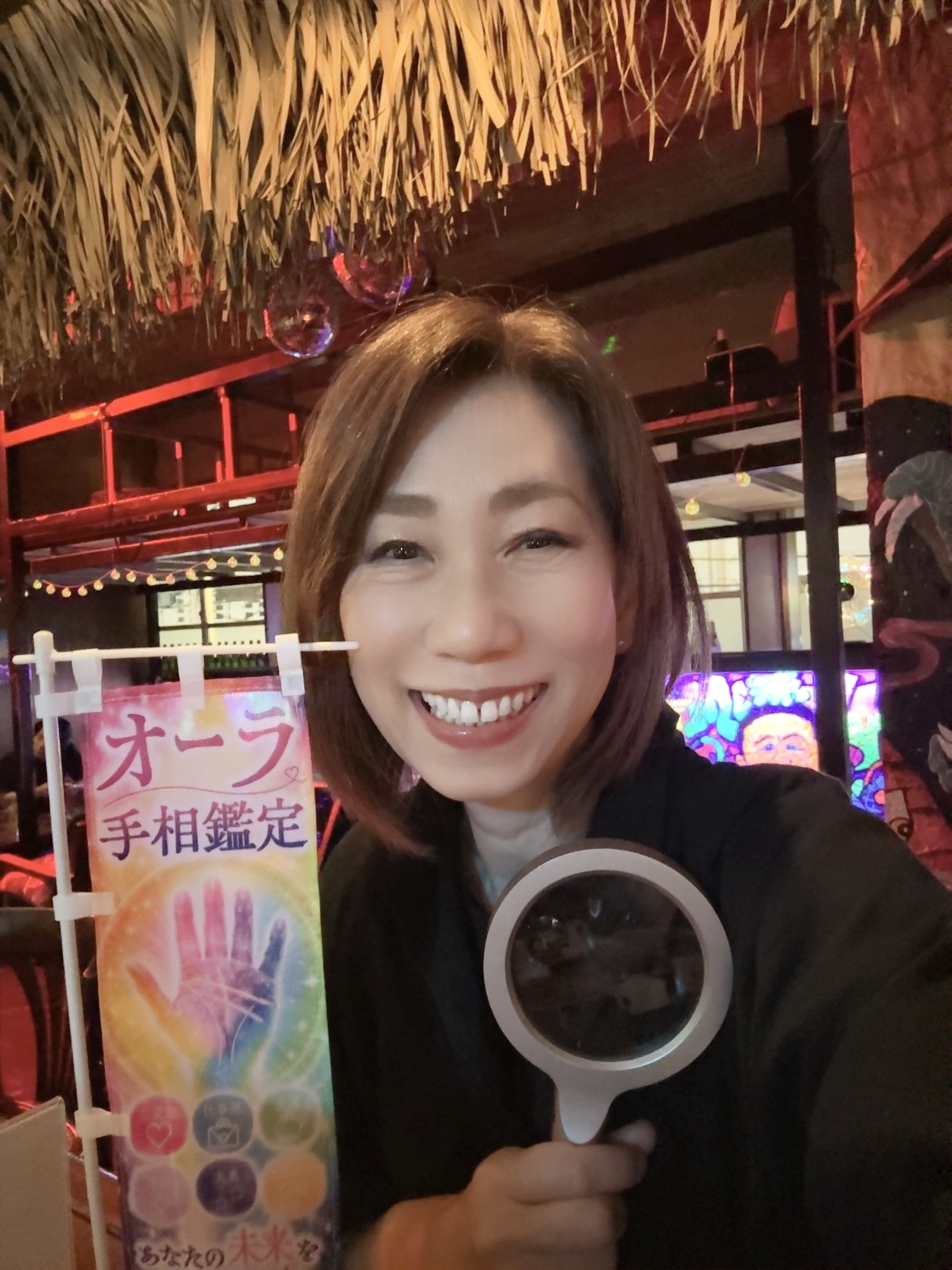笑顔で手相鑑定を行う鑑定士